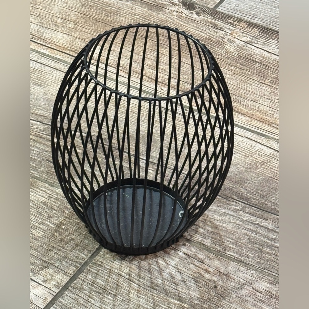 Vase​​ - Picture 2 of 3